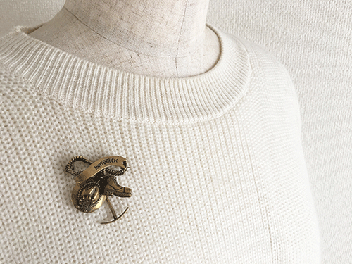 オーストリア製スーベニール/登山道具のヴィンテージブローチ