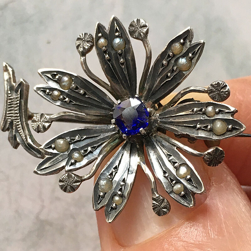 seed pearl × blue stone マーガレットのアンティークブローチ