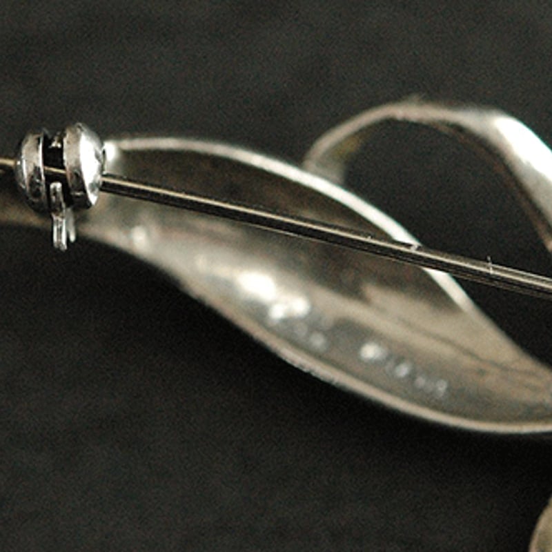 silver925 × marcasite たなびくリボンのヴィンテージブローチ