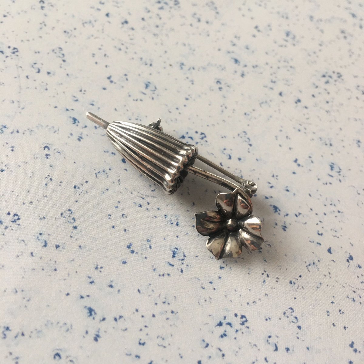 silver お花のブローチ　ヴィンテージ　ホワイトトパーズ&ガーネット　銀製 silver お花のブローチ ヴィンテージ ホワイトトパーズ