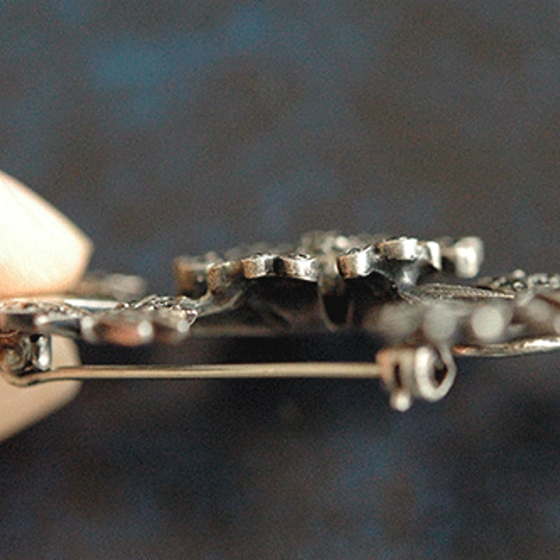 silver925 × marcasite たなびくリボンのヴィンテージブローチ