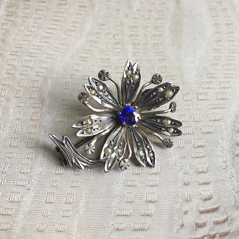 seed pearl × blue stone マーガレットのアンティークブローチ seed pearl × blue stone マーガレットのアンティークブローチ