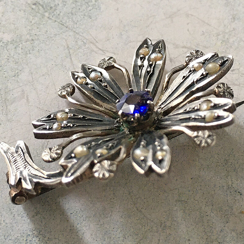 seed pearl × blue stone マーガレットのアンティークブローチ