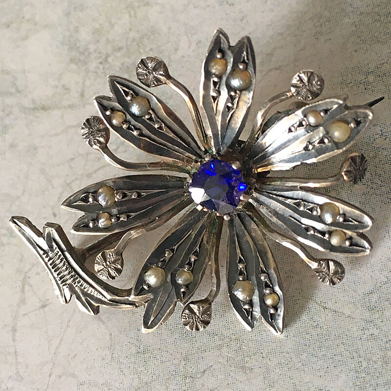 seed pearl × blue stone マーガレットのアンティークブローチ