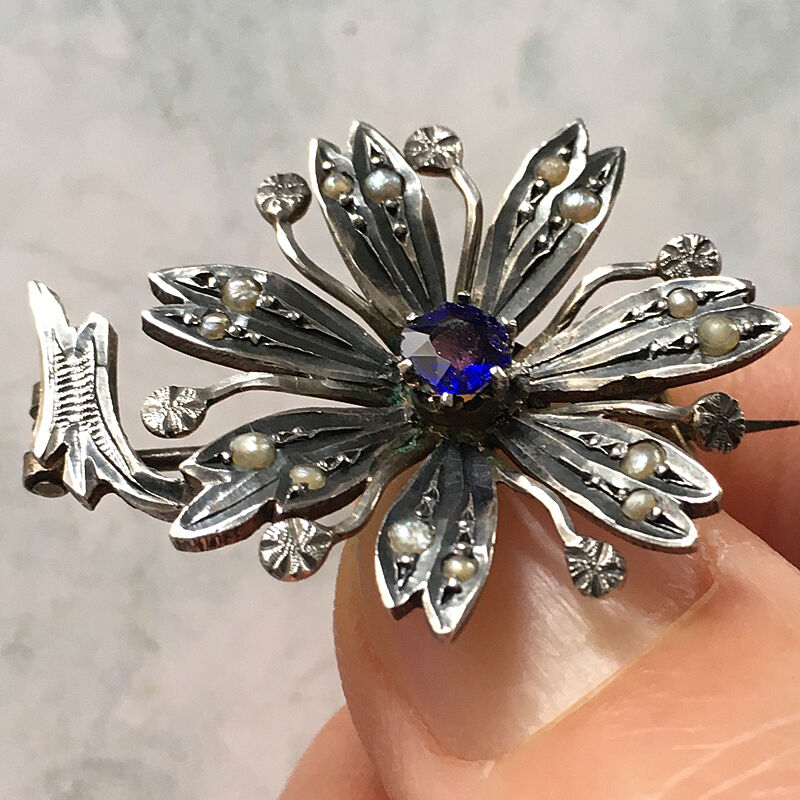 seed pearl × blue stone マーガレットのアンティークブローチ