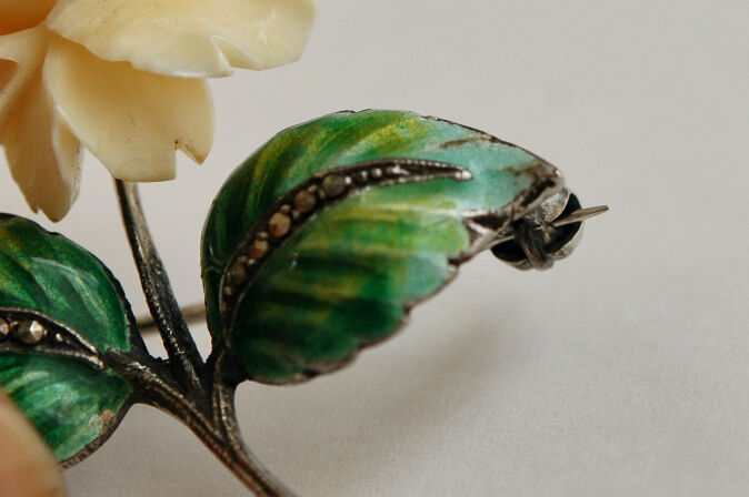 ドイツ製 silver × glass enamel オックスボーンの白薔薇 ドイツ製 silver × glass enamel オックスボーンの白薔薇