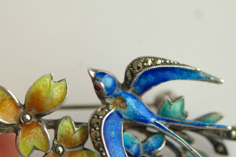 ヴィンテージ デザイン　ブローチ　鳥　アクセサリー　ブルー　レトロ　豪華 silver935 × marcasite グラスエナメル/青い鳥(ツバメ)と花の
