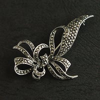 silver925 × marcasite たなびくリボンのヴィンテージブローチ/イギリス