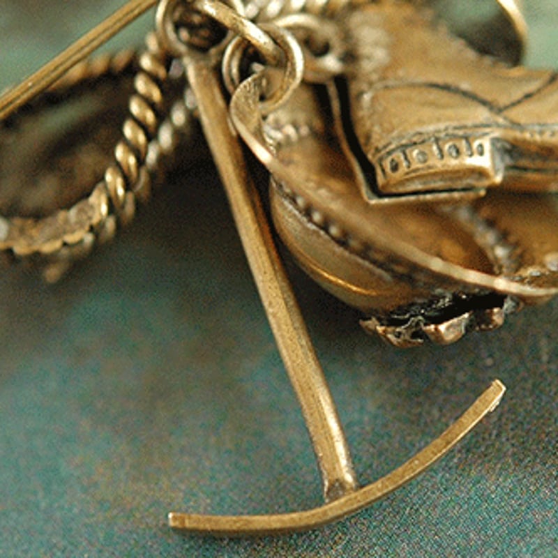 オーストリア製スーベニール/登山道具のヴィンテージブローチ