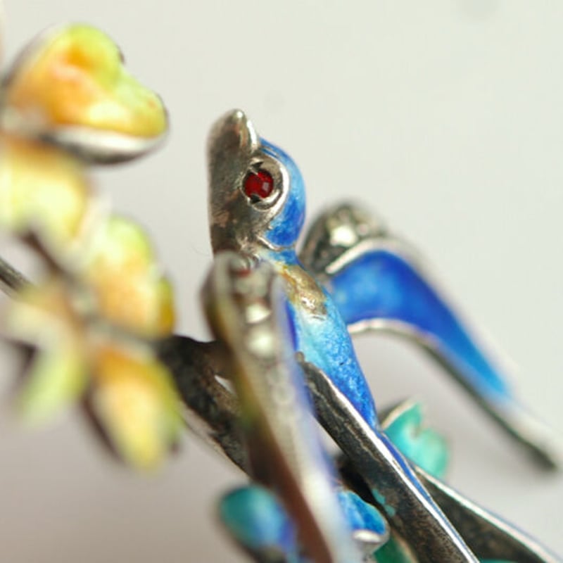 silver935 × marcasite グラスエナメル/青い鳥(ツバメ)と花の silver935 × marcasite グラスエナメル/青い鳥(ツバメ)と花の