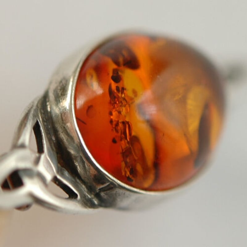 今月取り下げにつき最終SALE❗️シルバー製琥珀リング　ヴィンテージ silver 琥珀とケルト模様の小さなヴィンテージブローチ/イギリス