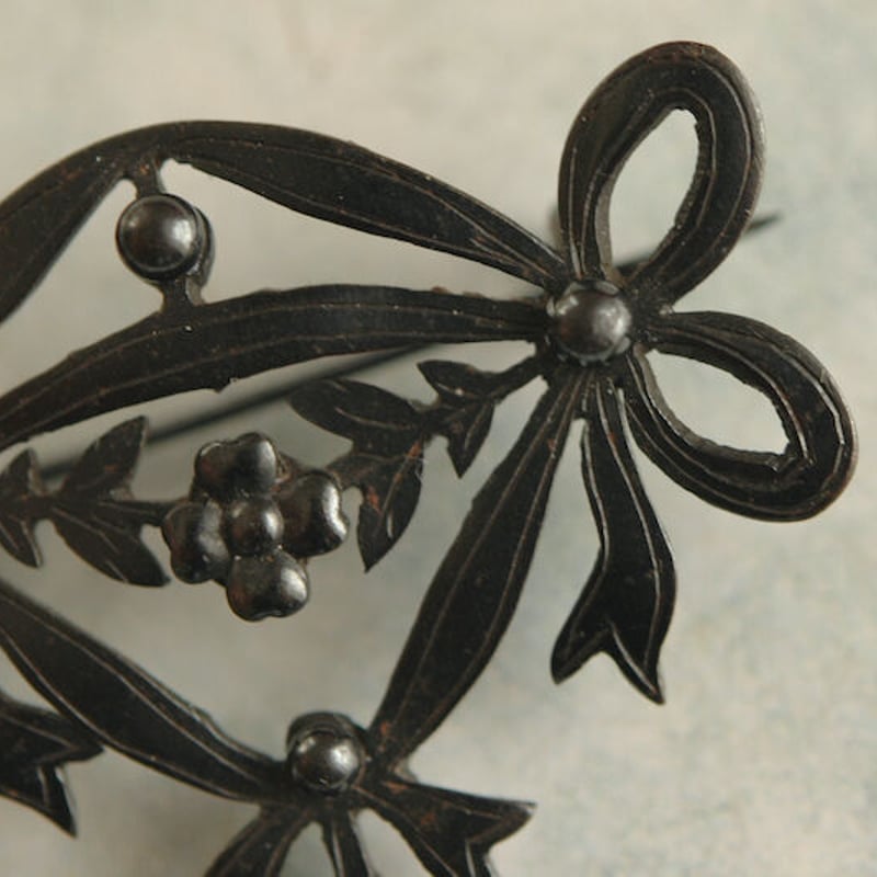 リボンと花/黒いアンティークブローチ/フランス | 『スワロー商會