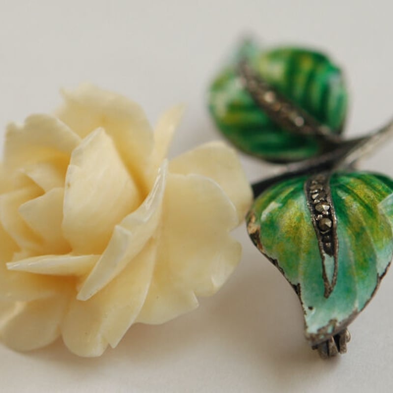 ドイツ製 silver × glass enamel オックスボーンの白薔薇 ドイツ製 silver × glass enamel オックスボーンの白薔薇