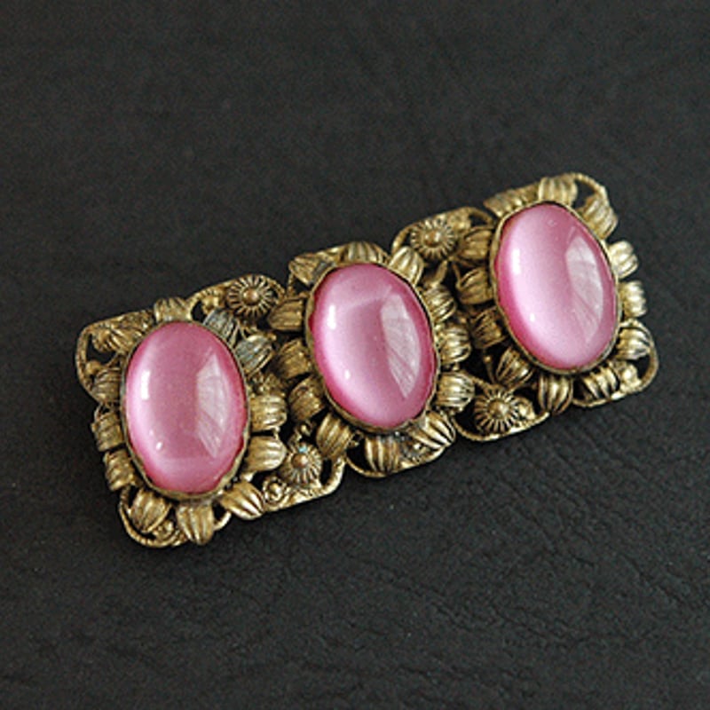 ピンクのサテングラスのヴィンテージブローチ/イギリス | 『スワロー 