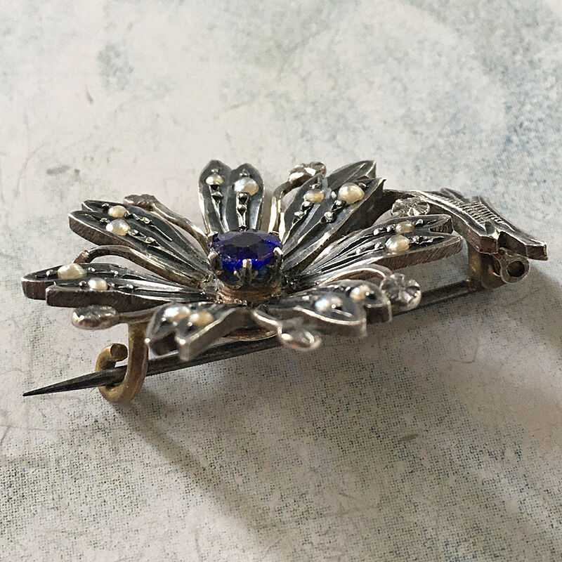 seed pearl × blue stone マーガレットのアンティークブローチ