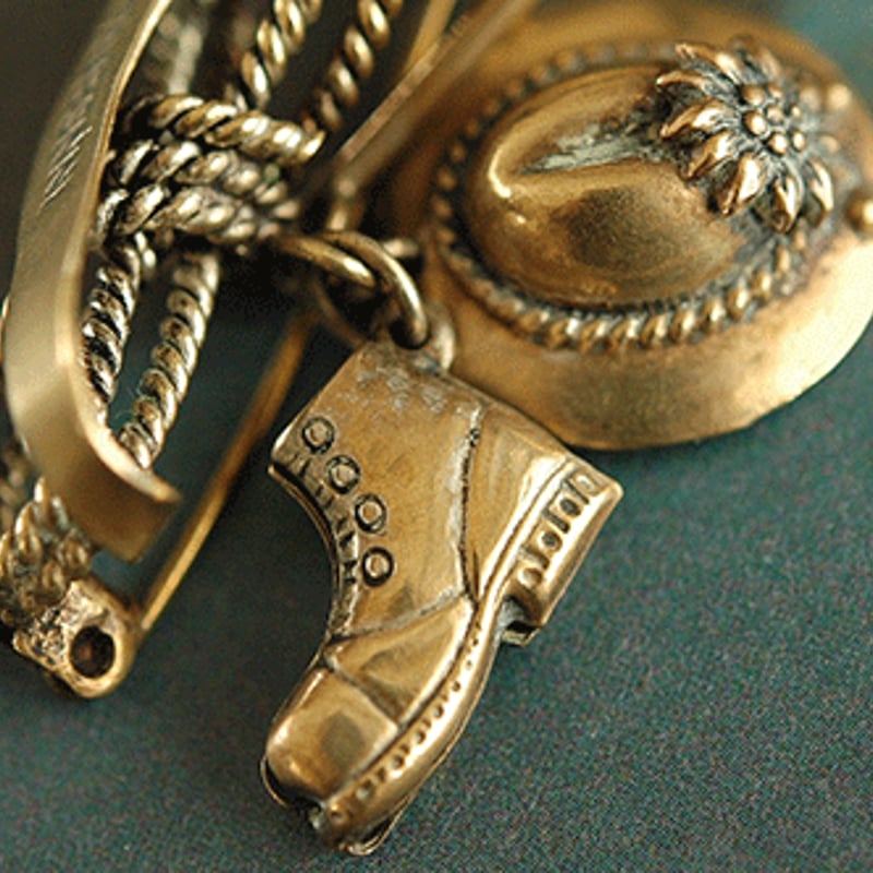 オーストリア製スーベニール/登山道具のヴィンテージブローチ