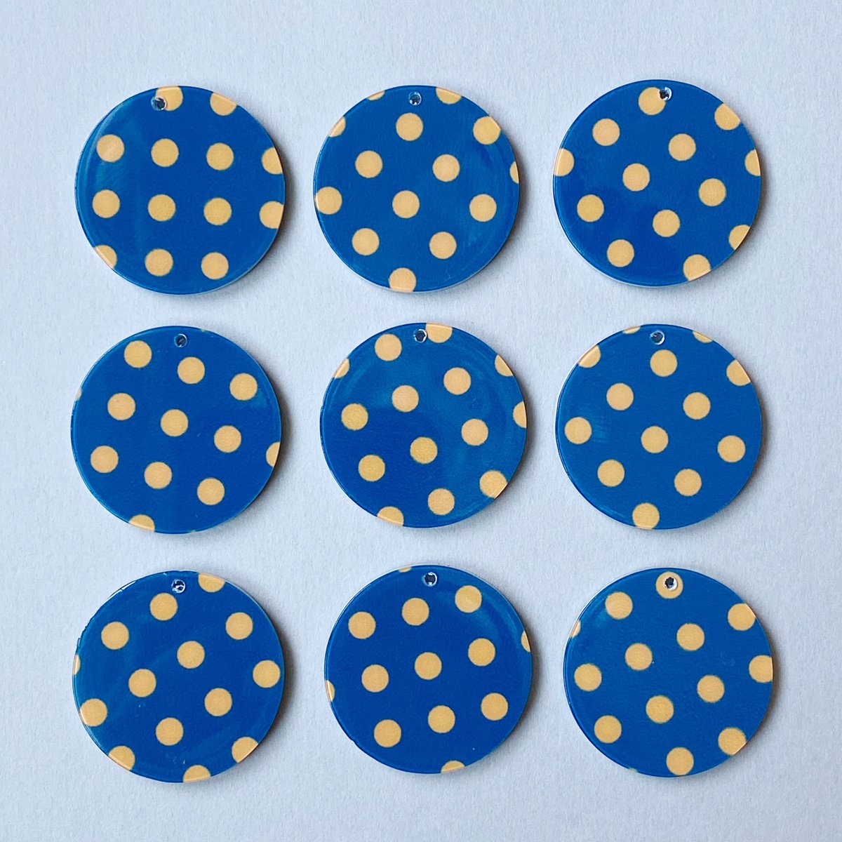 4個入り ドット柄チャーム ブルー×オレンジ ハンドメイドパーツ