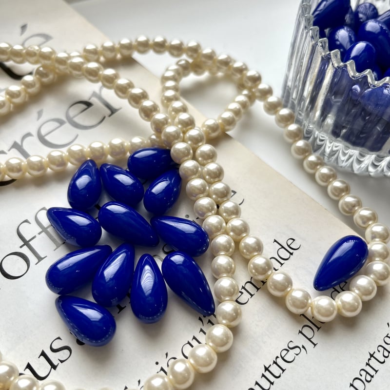 22粒ティアドロップビーズミニダークレインボー&24粒STビーズ ピアス big ティアドロップビーズ(ブルー) 5個 | anyone