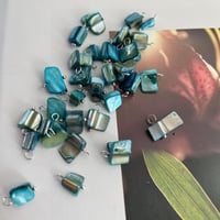 ナチュラルシェル シルバー真鍮ループカン付き（ターコイズ）