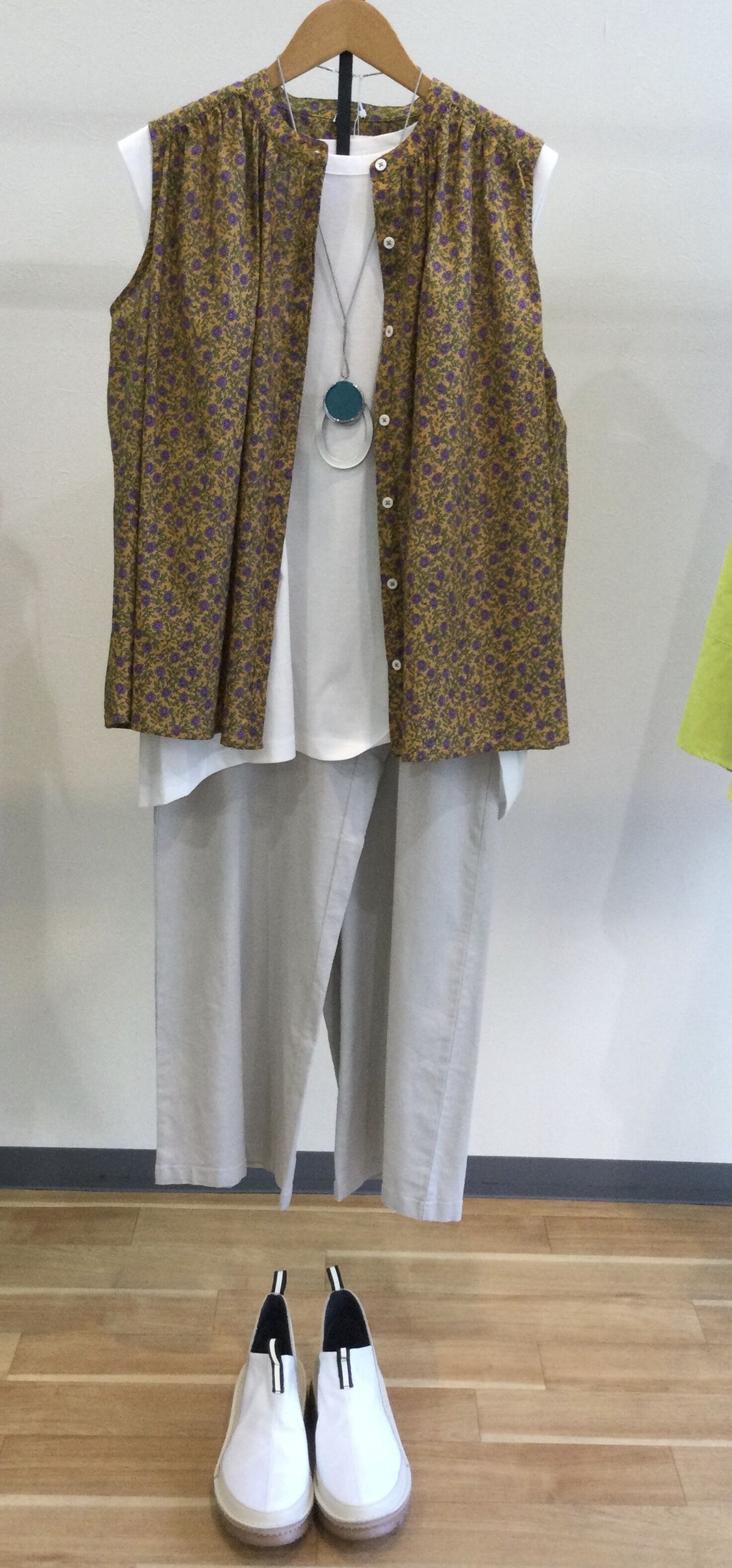 小花可愛いノースリーブブラウス4222121 | Nouveau MIWA 