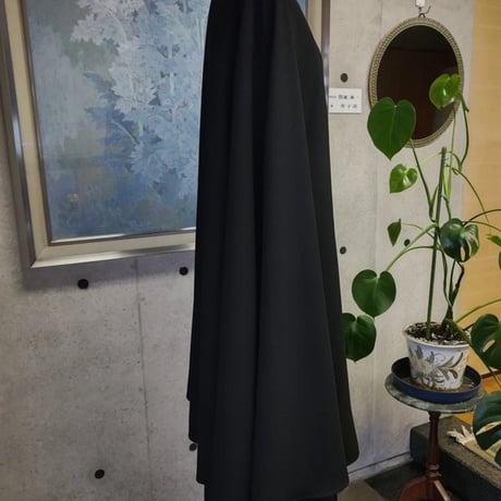 纏うだけで、凛と美しく。lueel 漆黒のロングケープコート｜日本製・最高級ブラックフォーマル【S~3L】118400