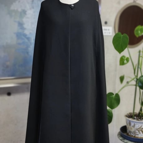纏うだけで、凛と美しく。lueel 漆黒のロングケープコート｜日本製・最高級ブラックフォーマル【S~3L】118400