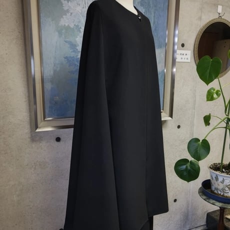 纏うだけで、凛と美しく。lueel 漆黒のロングケープコート｜日本製・最高級ブラックフォーマル【S~3L】118400