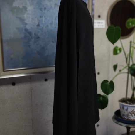 纏うだけで、凛と美しく。lueel 漆黒のロングケープコート｜日本製・最高級ブラックフォーマル【S~3L】118400