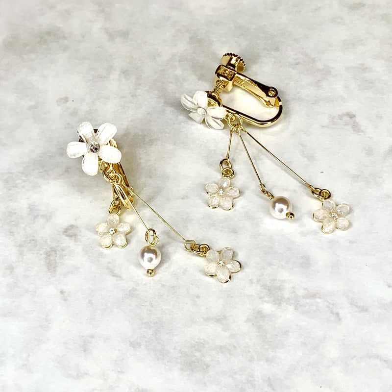 白いお花の可憐なイヤリング/ピアス | arcorecchini