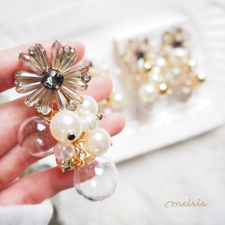*Gray flower × glass ball ピアス/イヤリング*