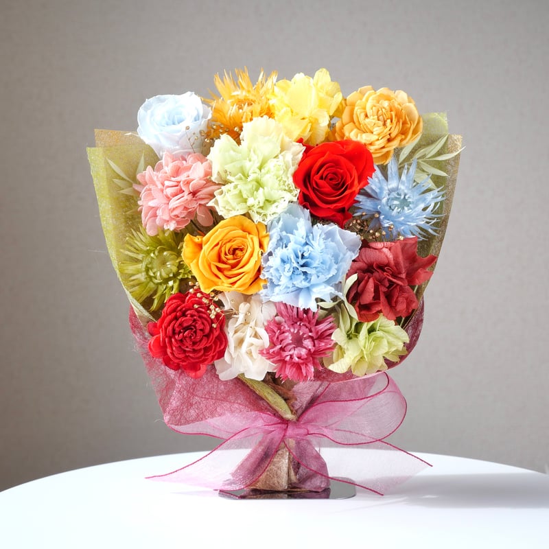 花束を手に 2026年を彩るおもてなし花束『丙（ひのえ）』（Mサイズ） | Soeru