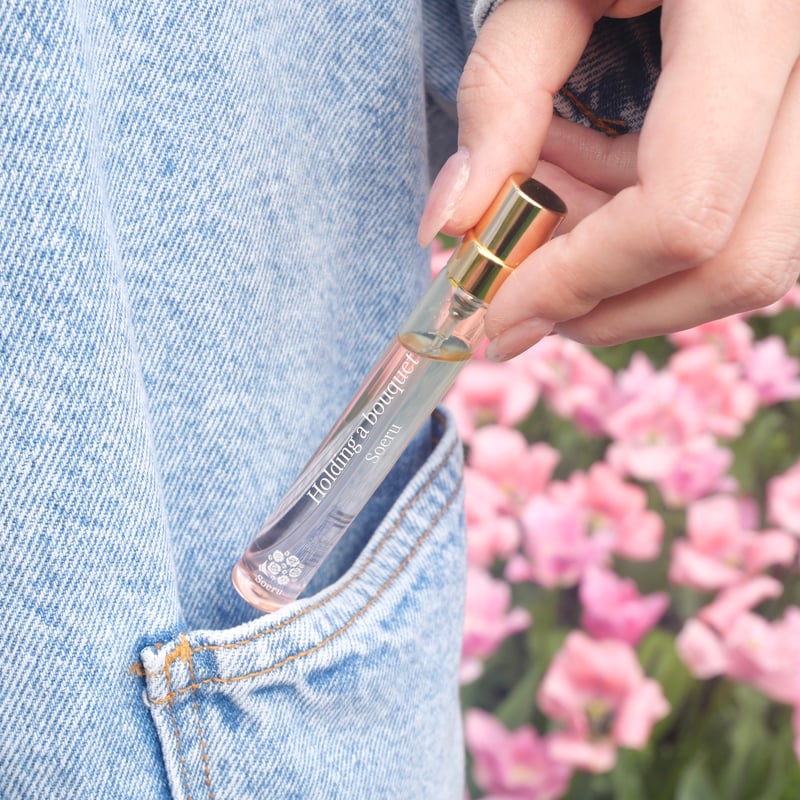お花屋さんの香り「Holding a bouquet」（香水9ml） | Soeru 手のひら