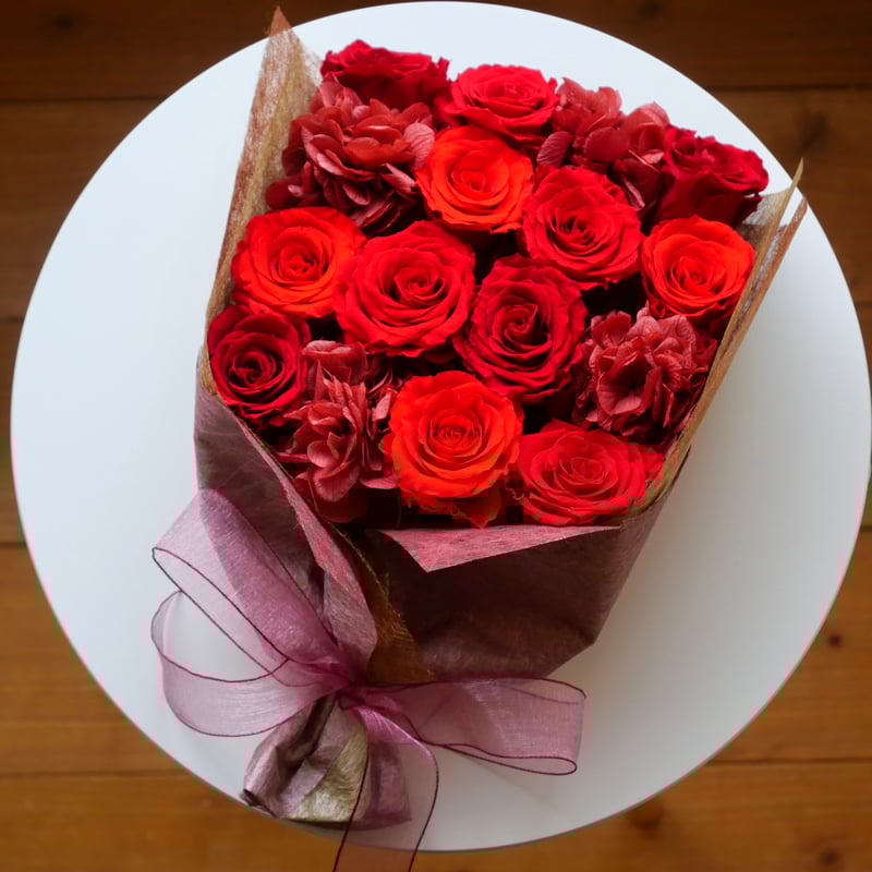 花束を手に 愛を贈るダズンローズのおもてなし花束『約束』（Lサイズ） | Soeru