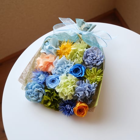 くつろぎを贈るおもてなし花束『空』（Sサイズ）