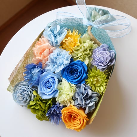 くつろぎを贈るおもてなし花束『空』（Mサイズ）