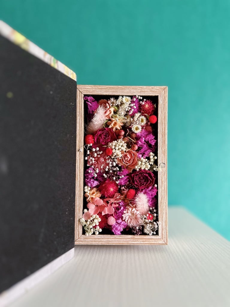 ドライ&プリザーブドフラワーのBoxed Flowers《明るめトーン
