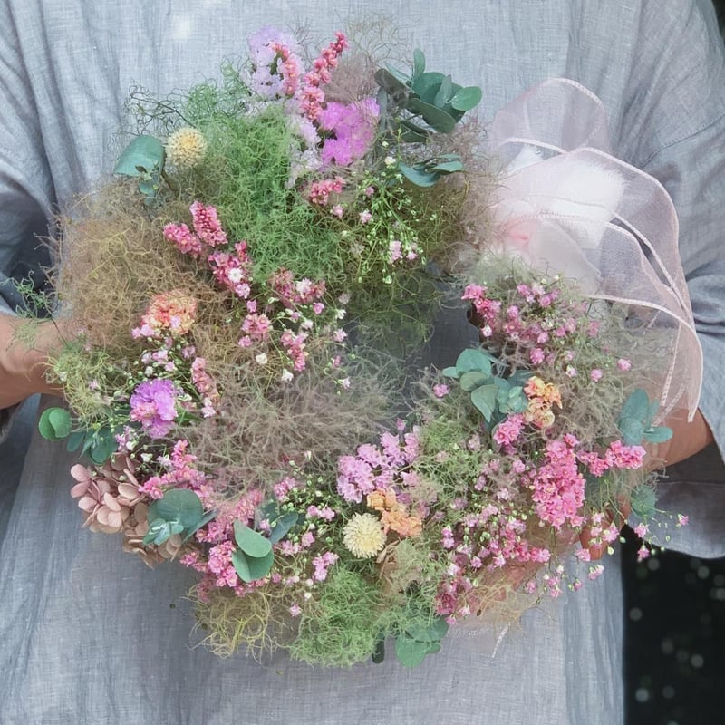 ミモザの葉とスモークツリー、野アザミのナチュラルリース ミモザの葉とスモークツリー、野アザミのナチュラルリース