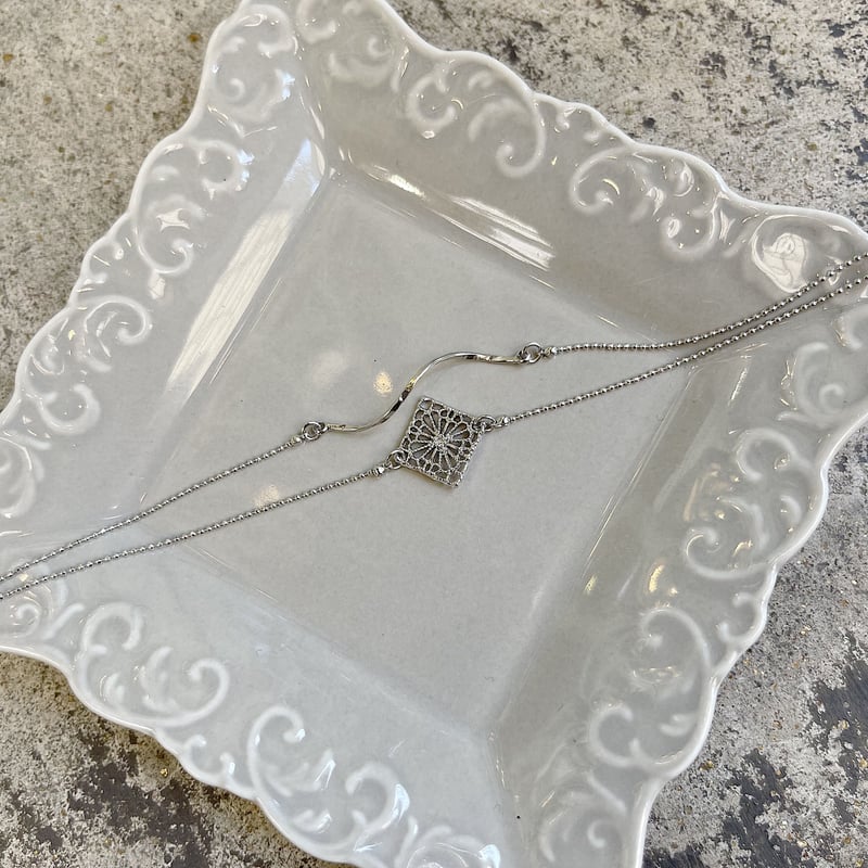 ねじれと透かしパーツの二連ブレスレット | Chou chou Online Shop