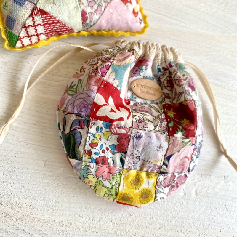 ハンドメイド❇大きめビンテージパッチワーク❇マットと巾着セット ハンドメイド❇大きめビンテージパッチワーク❇マットと巾着
