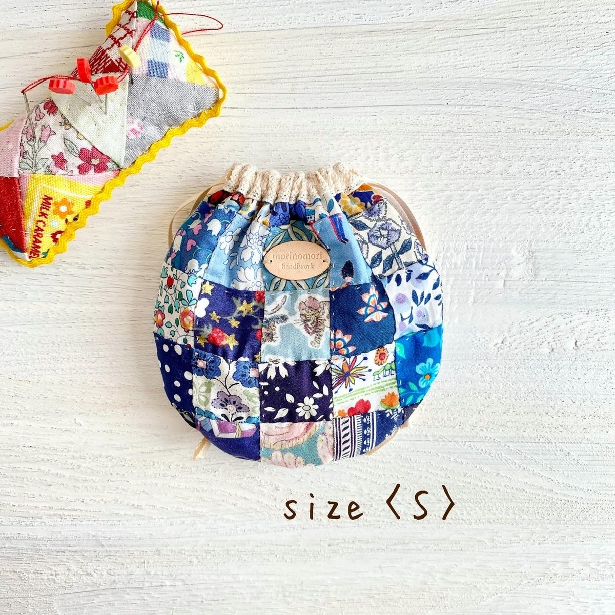 nana2277nana。パッチワークの巾着袋Ｓサイズ（ネイビー系) fit=scale-down,w=1200