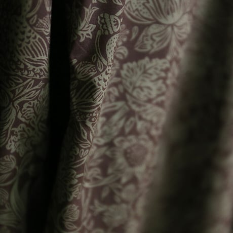 LIBERTY FABRICS　NO.42 リバティプリント  ドレスシャツ リバティシャツ  ＜ Strawberry Meadow / ストロベリーメドウ ＞　【ブラウン×モカ】