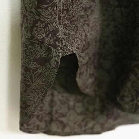 LIBERTY FABRICS　NO.42 リバティプリント  ドレスシャツ リバティシャツ  ＜ Strawberry Meadow / ストロベリーメドウ ＞　【ブラウン×モカ】