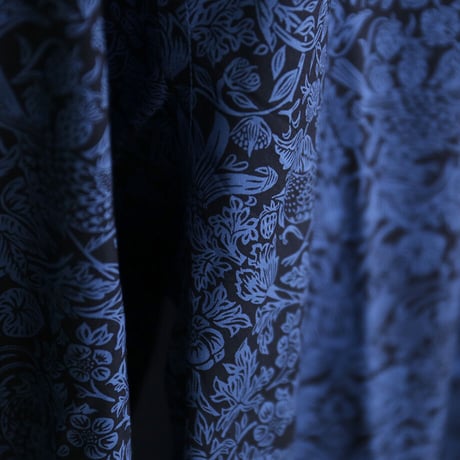 LIBERTY FABRICS　NO.41 リバティプリント ドレスシャツ リバティシャツ  ＜Strawberry Meadow/ストロベリーメドウ＞【ネイビーブルー】