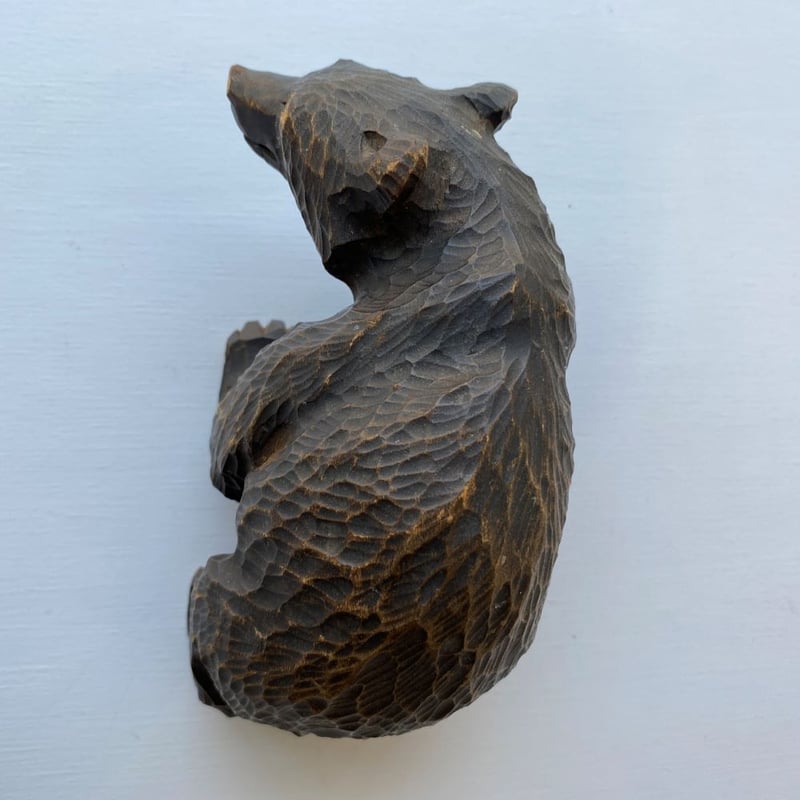 ネイティブアメリカンの手彫りの熊 | 冥王星