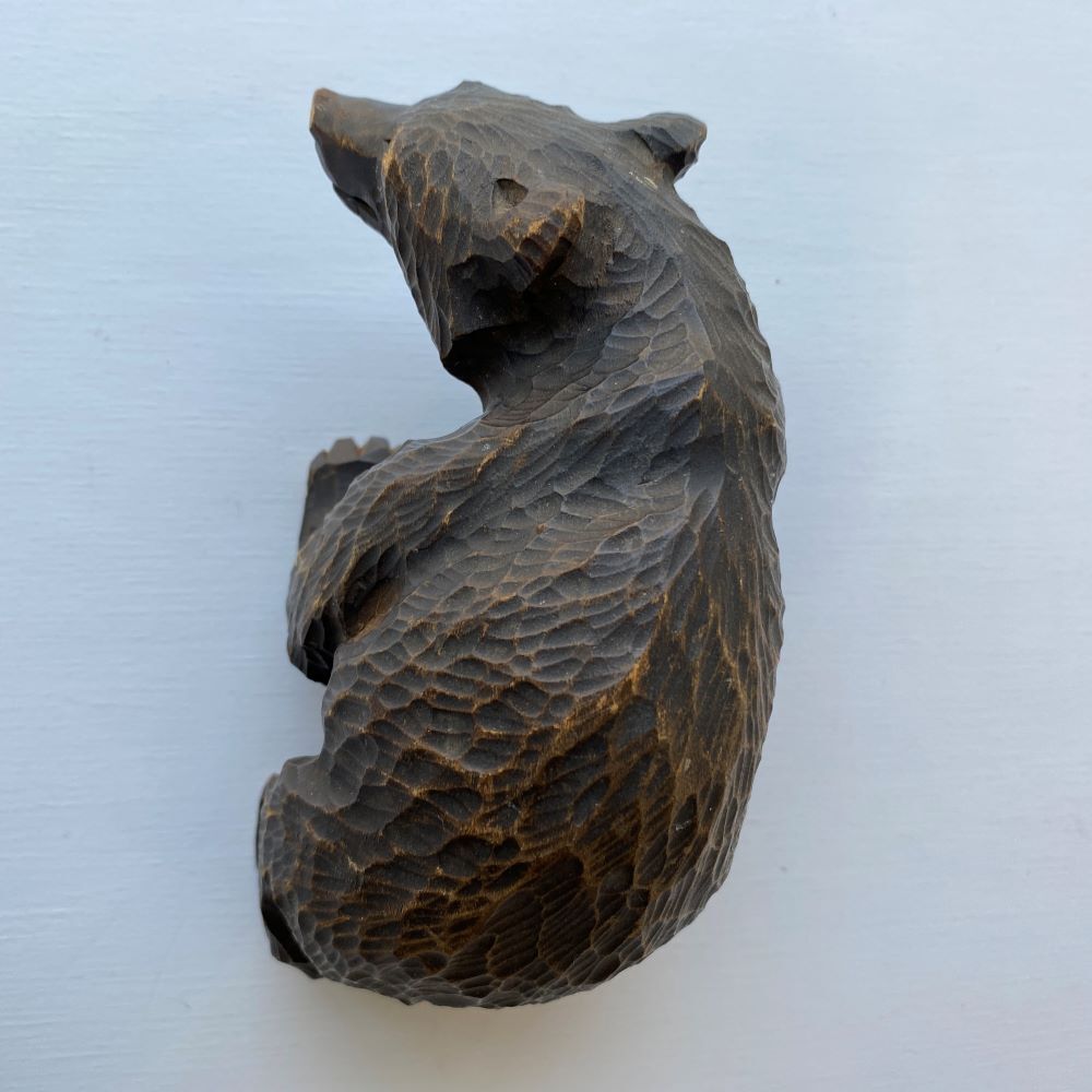 ネイティブアメリカンの手彫りの熊 | 冥王星