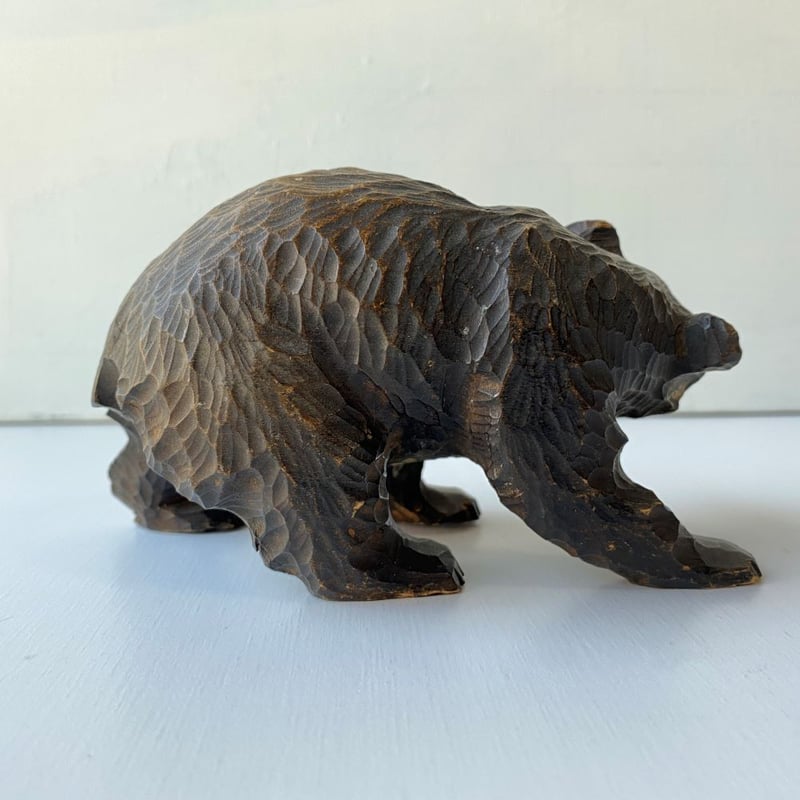ネイティブアメリカンの手彫りの熊 | 冥王星