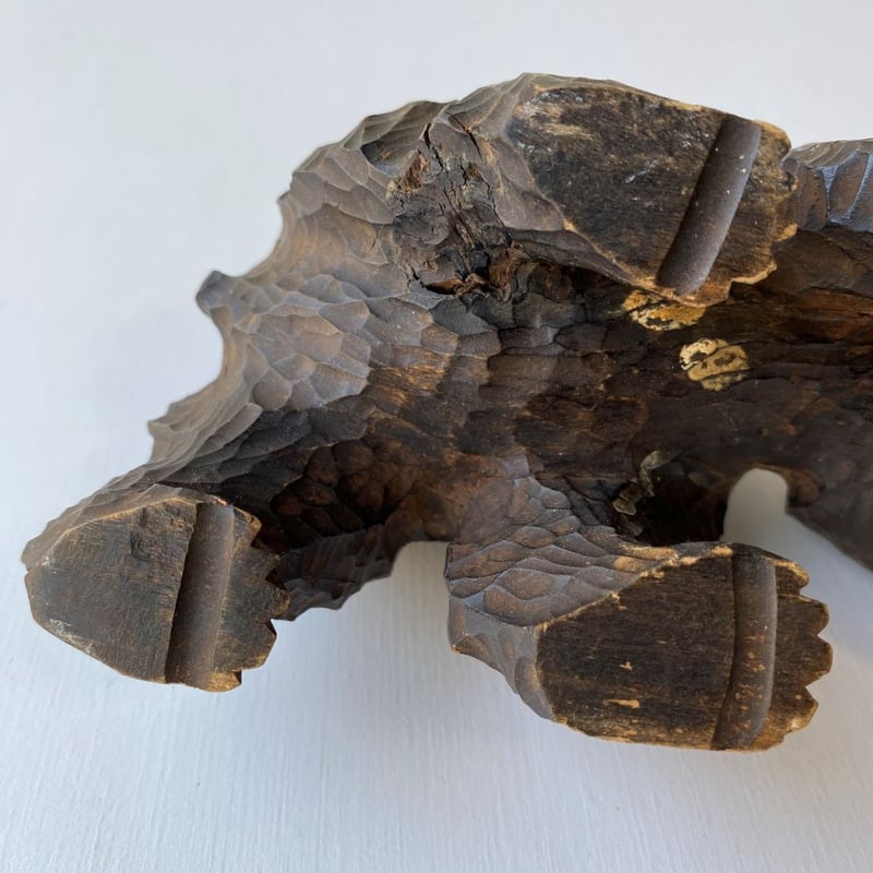 ネイティブアメリカンの手彫りの熊 | 冥王星