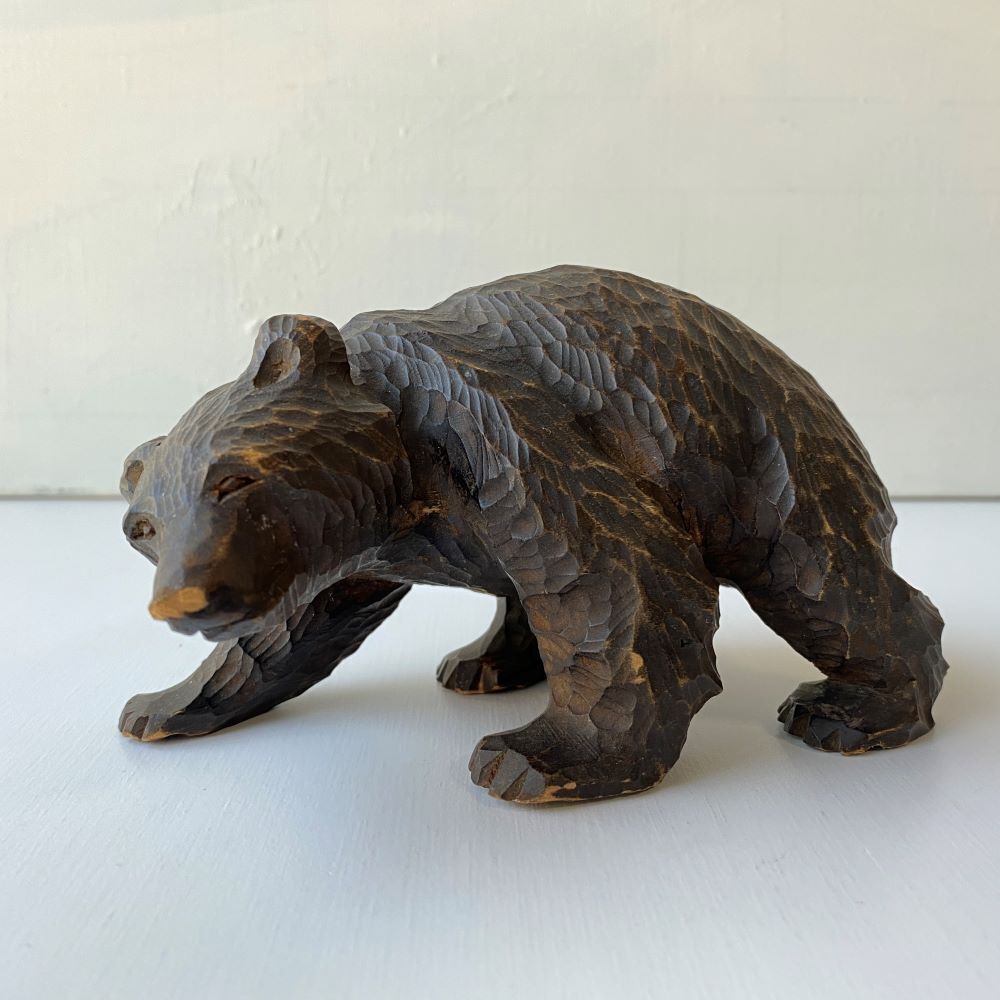ネイティブアメリカンの手彫りの熊 | 冥王星