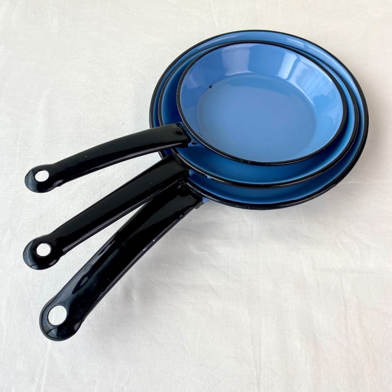 ブルーのホーローフライパン3つセット | 冥王星