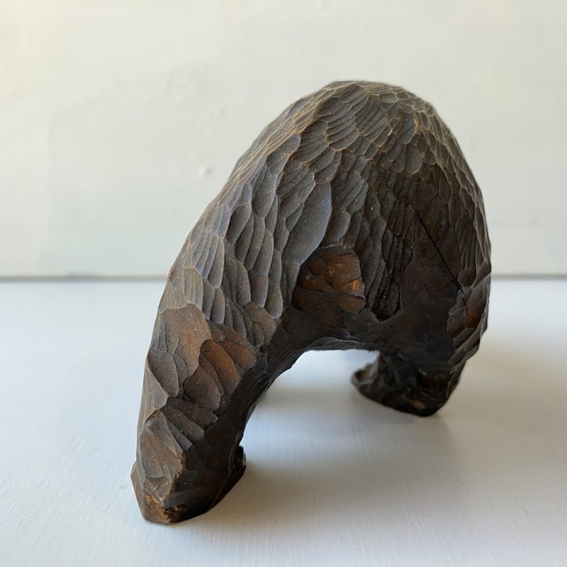 ネイティブアメリカンの手彫りの熊 | 冥王星